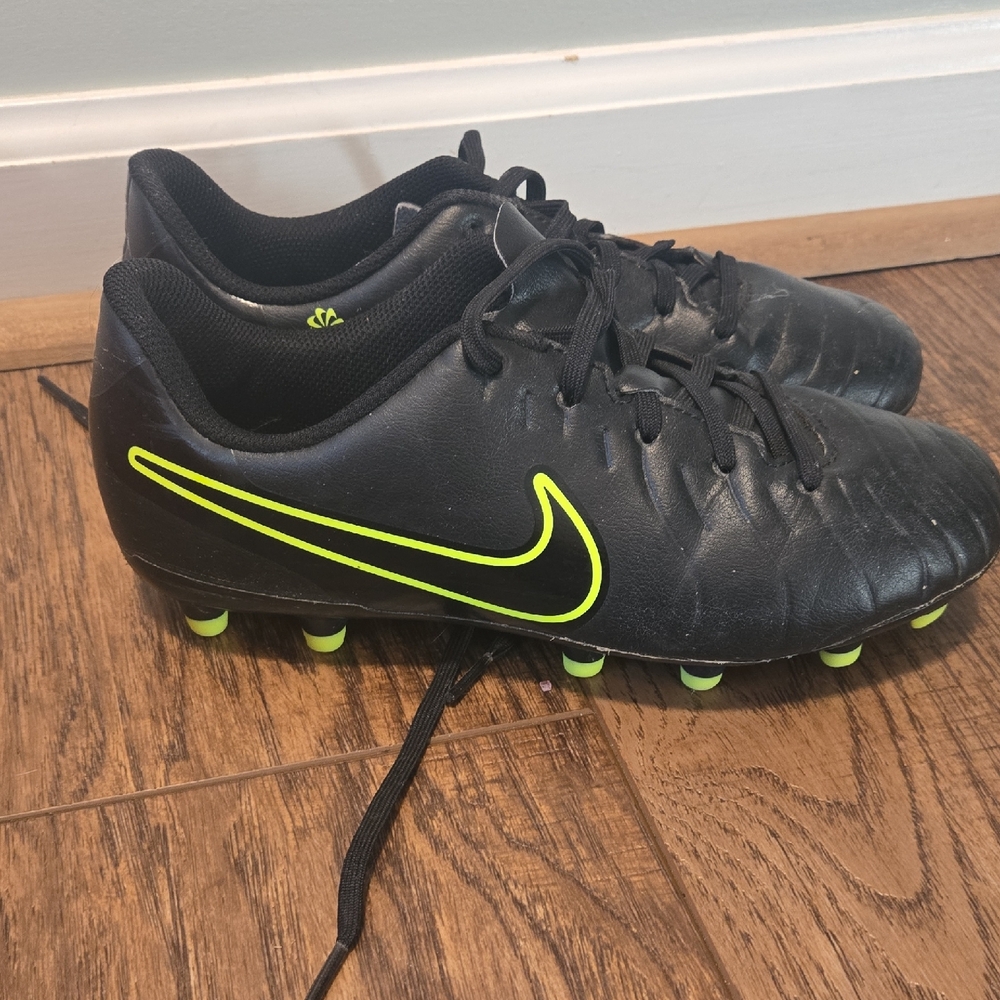 Nike Black and Neon Yellow Men's Athletic Cleats